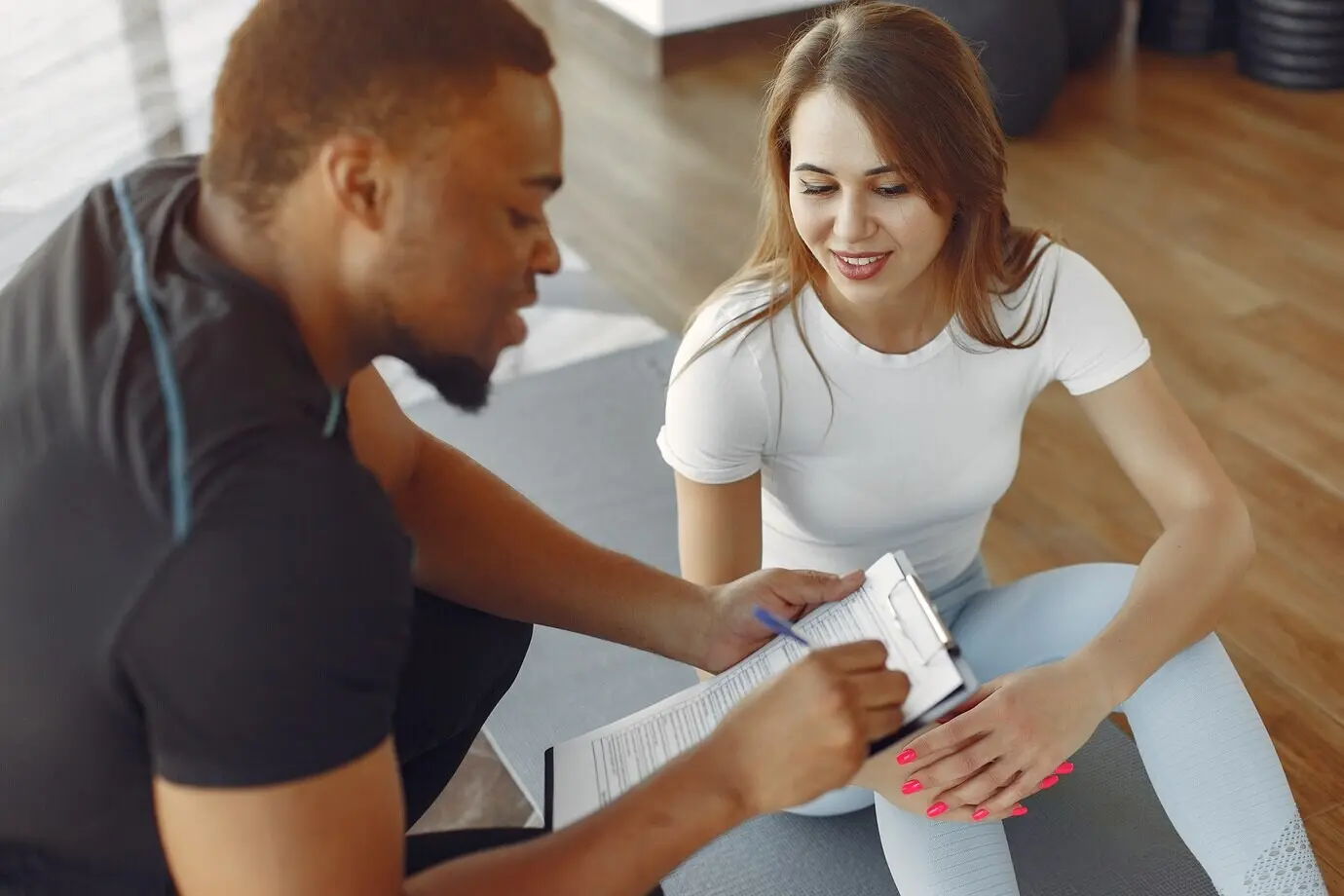 Молодые спортсмены тренируются утром в спортзале.