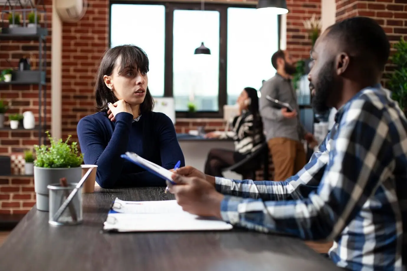 Менеджер объясняет кандидату предложения о работе.